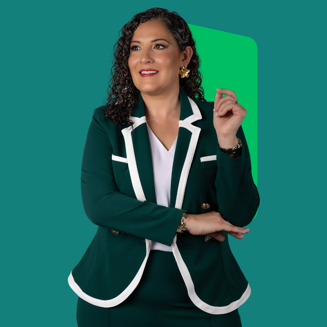 Francheska J. Rivera, P.E., sonriendo, vistiendo blazer verde con detalles blancos